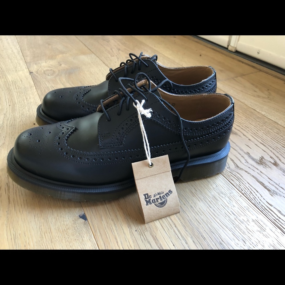 DR. MARTEN This 3989 brogue shoe is a classic Oxford.